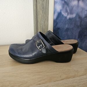 Easy Spirit Women's Leather Navy Slip-On Clogs 🥰 (7.5)